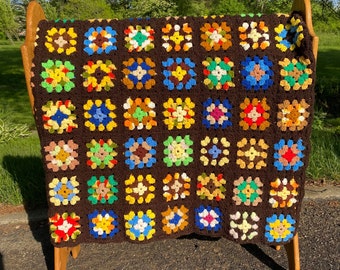 Couverture afghane au crochet, carrés grand-mère multicolores marron chocolat des années 1970, 54 x 62 pouces