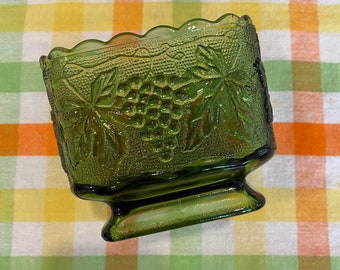 Plat à bonbons sur piédestal en verre vert avocat Anchor Hocking vintage des années 1960 - Motif de raisins et de feuilles