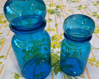 Set med 2 vintage blå bubbelglas apoteksburkar tillverkade i Belgien