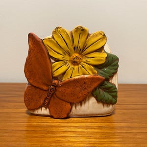 Vintage 70er Jahre handbemalte Blumen und Schmetterling Serviettenhalter aus Keramik