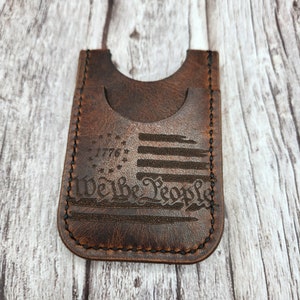 Cartera de tarjeta de cuero, cosida a mano personalizada, hecha a mano con opción de grabado láser, diseño minimalista "We The People", clip para dinero, 3 tarjetas