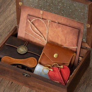 Valentinstag Geschenk Set: Personalisiertes Filmalbum, Initial-Herz-Schlüsselanhänger, Leder-Notizbuch & mehr in Erinnerungsbox