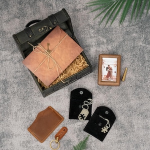 Valentinstag Geschenkset für Ihn Sie - Personalisierter Leder-Kartenhalter, individueller Schlüsselbund, Paar-Halskette und Erinnerungsbox aus Holz