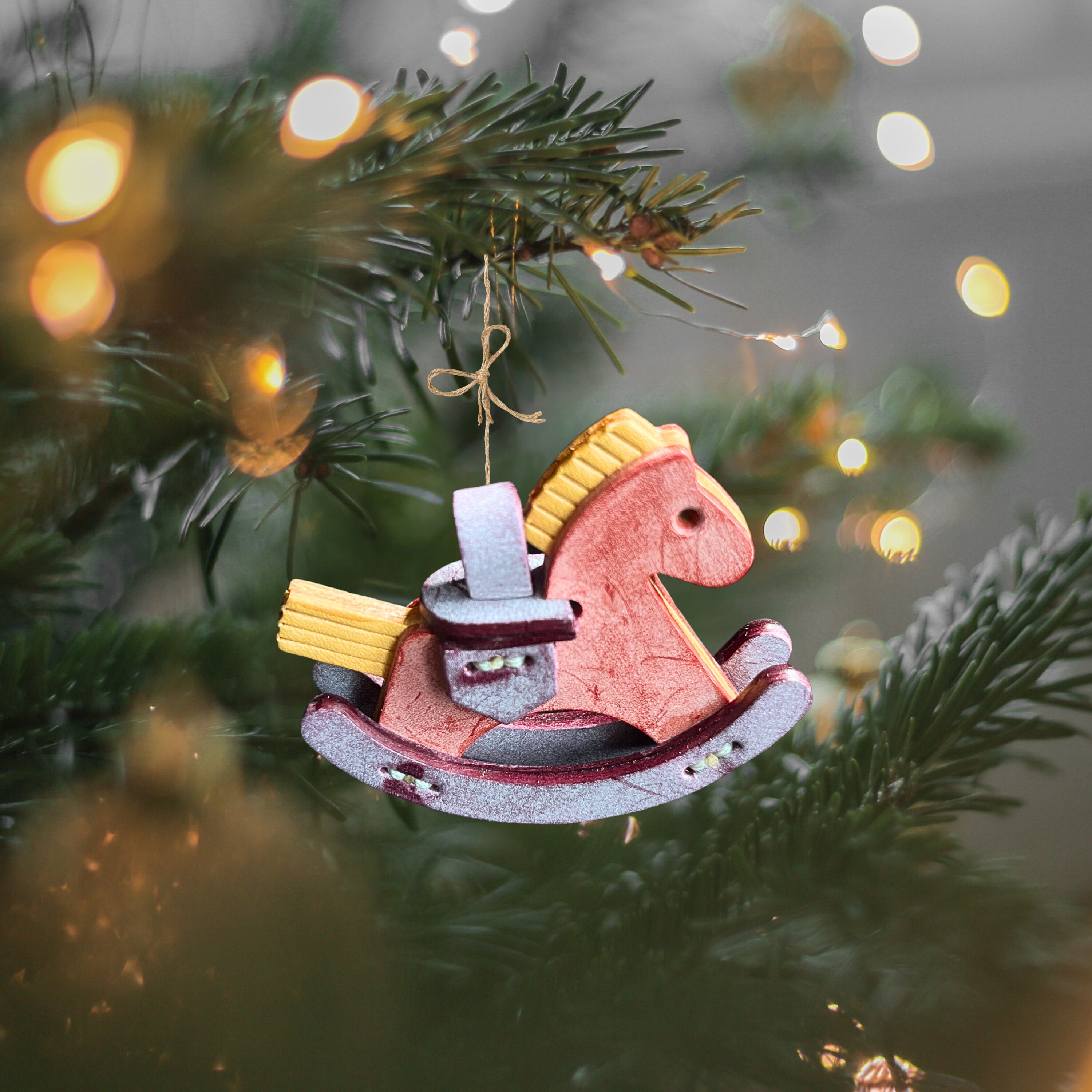 手作りの革製ロッキングホースオーナメント：ホリデーツリーの