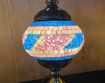 Lampe en mosaïque de style marocain, motif pastel