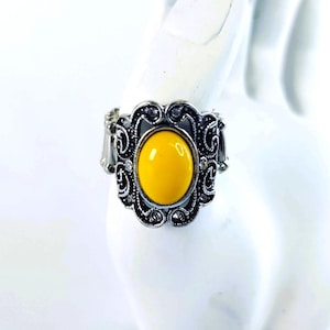 Vintage Silver Tone Yellow Oval Cabochon Rhinestone Stretch Band Ring Size 8