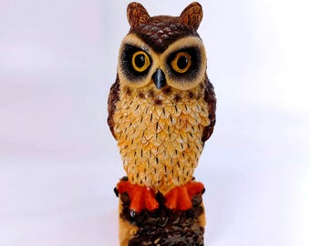 ヴィンテージ風手描き樹脂製フクロウの置物：リアルな木の丸太の装飾