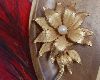 Broche Vintage Années 60 Motif Soleil-fleur Avec Perle Centrale - Métal Doré - Très Bon état