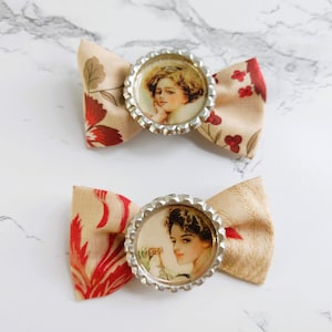 Illustration faite main de Gibson Girl avec noeud marron et rouge, capsule de bouteille barrette au centre