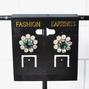Brincos de pino vintage redondos com halo prateado e strass transparentes e verdes