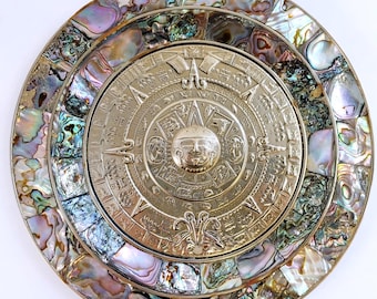 Plato de pared de 7 pulgadas con diseño vintage mexicano de alpaca, plata repujada, calendario azteca y borde de abulón.