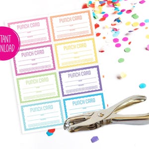 Puede incluir: Una hoja de tarjetas perforadas coloridas con el texto "PUNCH CARD" y espacio para un nombre, recompensa y marcas de perforación. Una perforadora plateada y confeti también están en la imagen. Un círculo rosa con "INSTANT DOWNLOAD" está en la imagen.