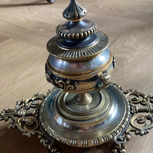 Tintero victoriano antiguo de bronce – Accesorio de escritorio del siglo XIX – Decoración de escritura ornamentada