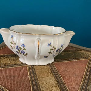 Molheira de Porcelana Floral Branca Vintage com Bico Duplo