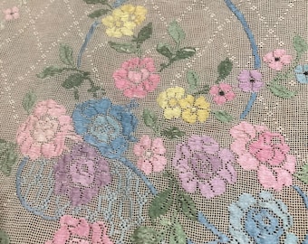 Cubrecama antiguo bordado a mano de 264 x 198 cm – Cesta de flores con mariposas – Arte textil tradicional