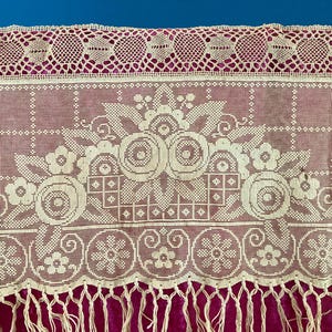 Cortina de renda filé francesa vintage feita à mão em crochê – motivo floral