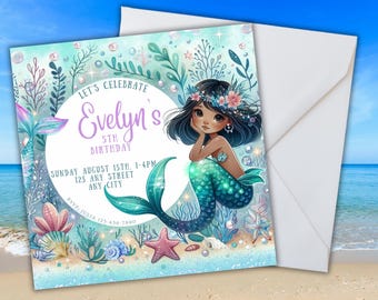 Peut inclure: Une invitation d'anniversaire sur le thème de la sirène avec un fond turquoise et une sirène de dessin animé aux longs cheveux noirs et une queue verte. L'invitation dit "Célébrons le 5e anniversaire d'Evelyn" et comprend la date, l'heure et le lieu de la fête.