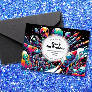 Könnte beinhalten: Eine farbenfrohe Geburtstagseinladung mit Weltraumthema. Die Einladung zeigt eine Rakete, Außerirdische und Planeten. Der Text auf der Einladung lautet "Join us to celebrate Beau's 6th Birthday".