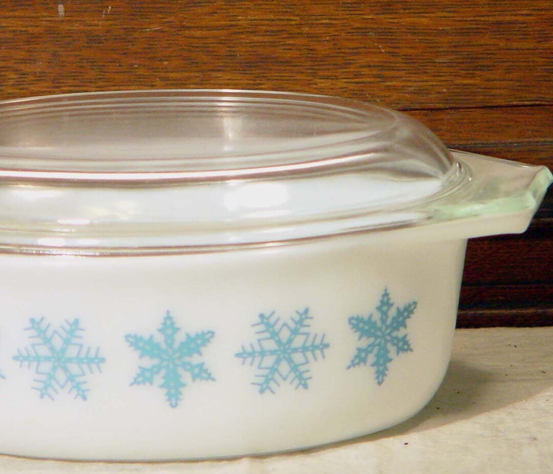 Pyrex Snowflake Casserole Glass Cover 1.5 Quarts Aqua White 1960s Mid