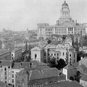 Bruxelles Belgio Rooftop View City Architecture 1890 Illustrazione rotocalco vittoriana su cornice in bianco e nero