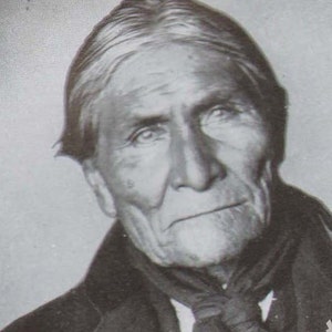 Puede incluir: Un retrato en blanco y negro de un hombre mayor con una expresión seria. Tiene el pelo gris y la cara arrugada. Lleva una chaqueta oscura y una bufanda.