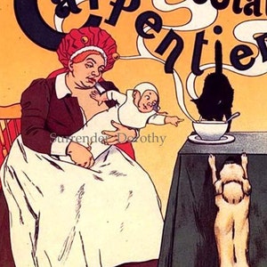 Può includere: Una pubblicità vintage per il sapone Carpenter's che mostra una donna con un cappello rosso e bianco che tiene in braccio un bambino. Il bambino indossa un vestito bianco e guarda un gatto nero che beve da una ciotola di zuppa. Un cane spunta da dietro il tavolo. Il testo "Carpenter's Soap" è scritto in grandi lettere nella parte superiore dell'immagine.