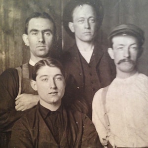Shoeshop quatro sapateiros jovens sapataria millworker indústria gabinete cartão tom sépia fotografia 1900s