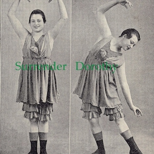 Puede incluir: Dos mujeres con ropa vintage están demostrando poses de baile. La mujer de la izquierda lleva una falda con volantes y un vestido sin mangas con un diseño floral. La mujer de la derecha lleva una falda con volantes y un vestido sin mangas con un diseño floral. Ambas mujeres llevan calcetines negros y zapatos negros.