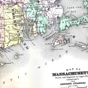 Può includere: Una mappa antica del Massachusetts, disegnata e incisa su rame, con una scala in miglia. La mappa mostra la costa dello stato, le principali città e paesi, tra cui Boston, Plymouth e Cape Cod. La mappa è in tonalità di verde, blu e giallo, con linee nere per strade e fiumi.