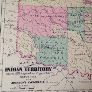 Puede incluir: Mapa antiguo del Territorio Indio, dibujado y grabado en placa de cobre. El mapa, con una escala en millas, presenta las naciones Cheyenne, Arapaho, Wichita, Kiowa, Comanche y Apache. El mapa es de la Cyclopedia de Johnson.