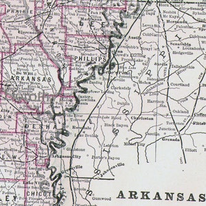 Pode incluir: Um mapa preto e branco do Arkansas, mostrando os rios, cidades e vilas do estado. O mapa é rotulado como "Arkansas" em letras grandes e em negrito na parte inferior.