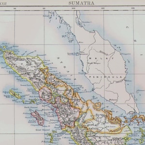 Peut inclure: Une carte ancienne de Sumatra, avec le titre "SUMATRA" en haut. La carte présente des informations géographiques détaillées, notamment les côtes, les îles et les noms de lieux. La carte est colorée avec des nuances de vert, de jaune et de brun.