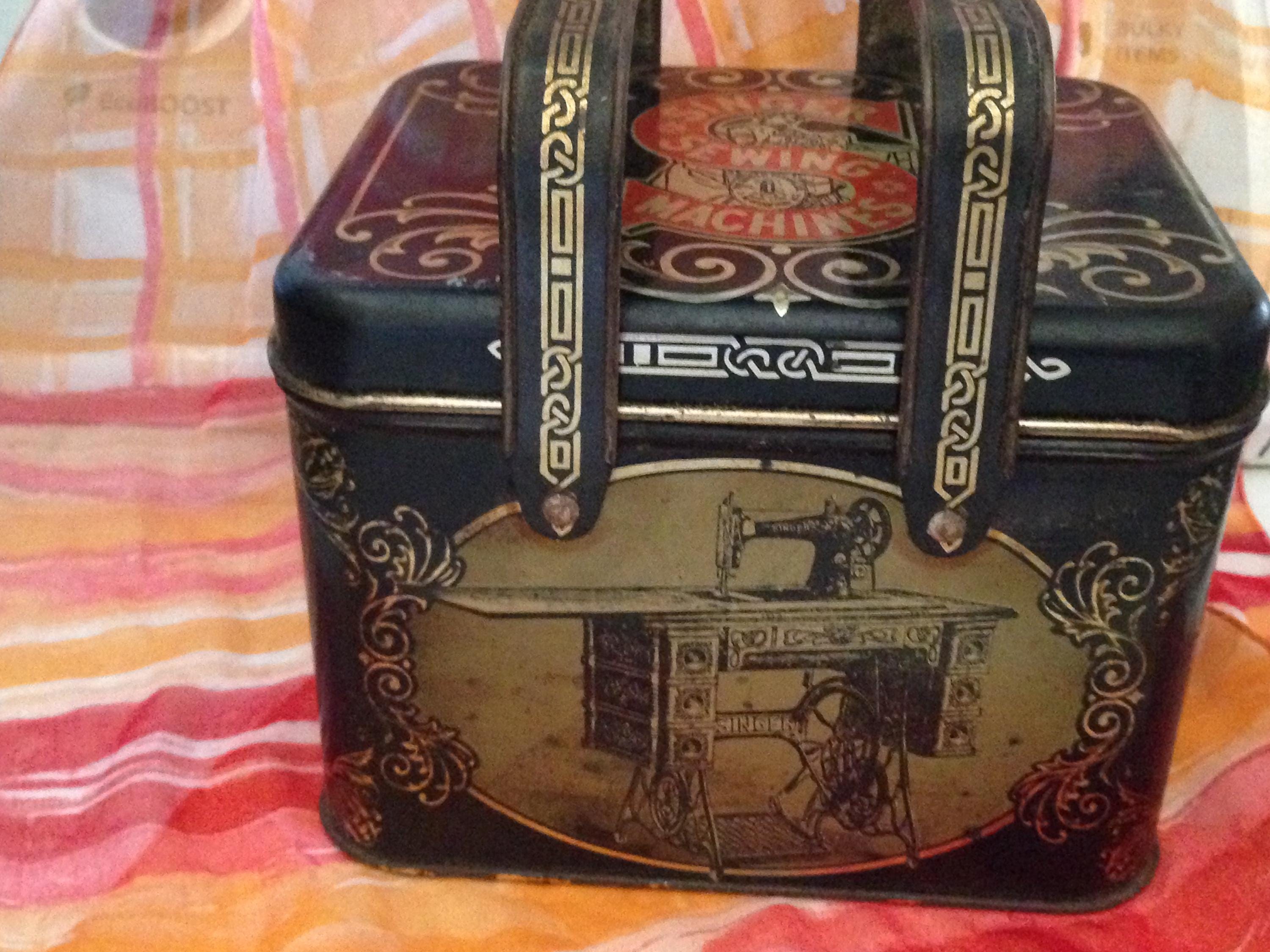 SINGER社のヴィンテージのバスケット　缶　Tin Singer Metal Attachments Tin - RARE Singer (Vintage Original