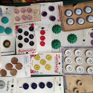 Lote de 17 botones en tarjetas 1940s 1970s Fashion Novelty Dressmaker Supplies LotA