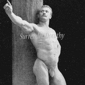 El culturista Eugen Sandow hombre desnudo en sandalias gladiator y no mucho más 1908 Vintage Photogravure para enmarcar blanco y negro
