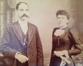 Ehepaar von Lewiston Maine Cabinet Card Sepia Tone Fotografie 1890er Jahre Samuel und Esther Wentworth