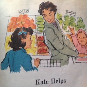 Puede incluir: Una mujer con cabello castaño y una chaqueta verde ayuda a un niño con cabello castaño que lleva una camisa rosa a elegir productos en una tienda de comestibles. El niño lleva una cesta y la mujer lleva una cesta. Los productos incluyen naranjas, manzanas y verduras verdes.