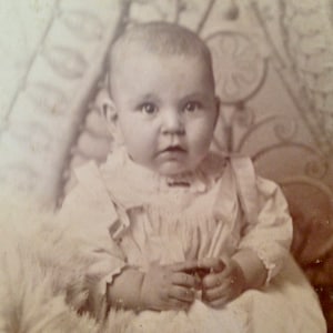 Joli bébé Judith Ames Sanford Maine Cabinet Card Sepia Tone Photographie Philpot Studio
