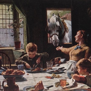 Puede incluir: Una familia se sienta alrededor de una mesa con un mantel blanco, disfrutando de una comida. Un caballo blanco con un arnés asoma por una ventana. La mesa está puesta con platos, cuencos, cubiertos y vasos. Hay un pastel en la mesa y una hogaza de pan en un plato.