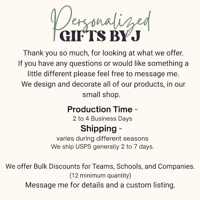 K&ouml;nnte beinhalten: Text auf cremefarbenem Hintergrund: "Personalized Gifts By J." Der Text bedankt sich bei den Kunden und bietet individuelle Designs an. Er erw&auml;hnt eine Produktionszeit von 2-4 Werktagen und Mengenrabatte f&uuml;r Teams, Schulen und Unternehmen. Kontaktieren Sie uns f&uuml;r Details.