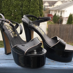DEADSTOCK 70s Patent LEATHER Ankle Strap Shoes, Vintage 1970&#39;s Black PLATFORMS High Heels, Size 5