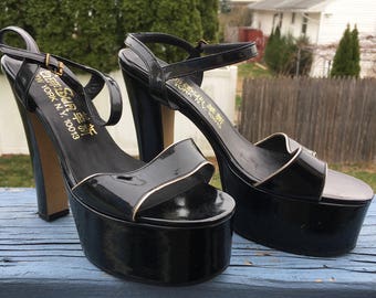 DEADSTOCK 70s Patent LEATHER Ankle Strap Shoes, Vintage 1970's Black PLATFORMS High Heels, Size 5