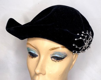 Sombrero cloche vintage de terciopelo negro de los años 40 con diamantes de imitación