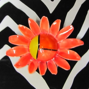Floral Hand Painted Vintage 60&#39;s 70&#39;s Mod HIPPIE Style FLOWER POWER Pin