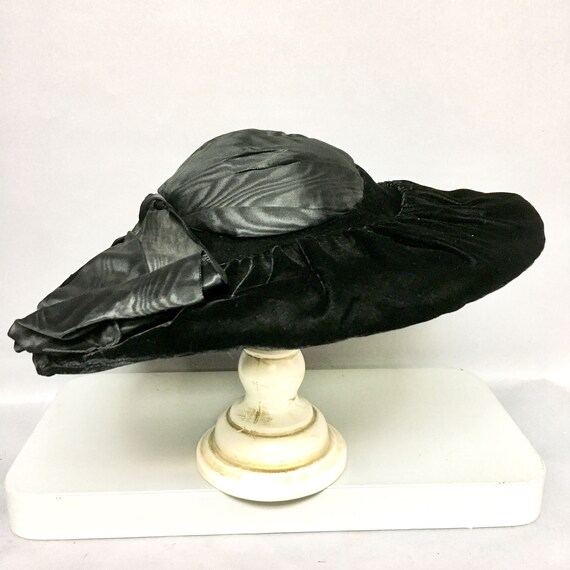 Vintage 1920's WIDE BRIMMED Velvet Hat / Black Pe… - image 4