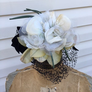 White 1950's Silk Flowers Fascinator, Floral 50s WHIMSIE Net Hat image 7