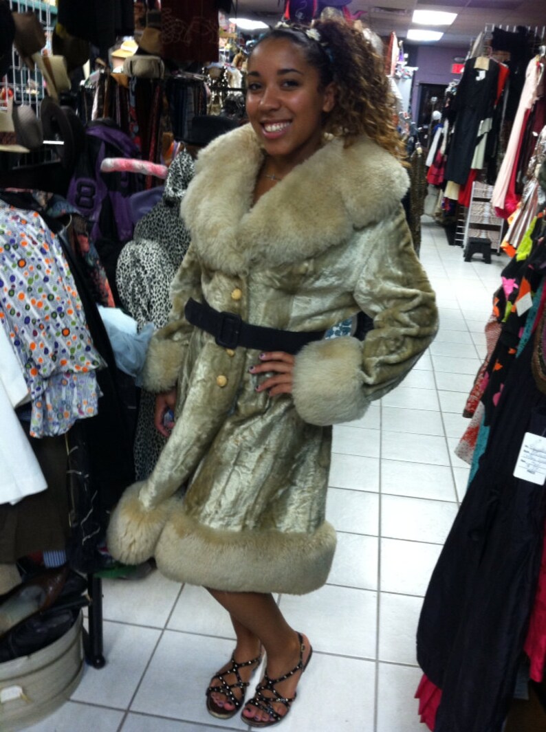 Retro Vintage 1960/'s 60/% off Sale Size Med Jacket 70/'s Crushed VELVET w Real Fur Coat