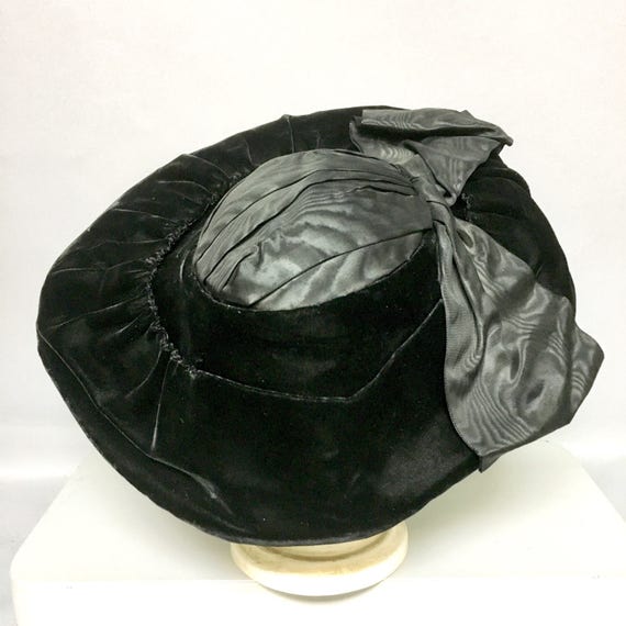 Vintage 1920's WIDE BRIMMED Velvet Hat / Black Pe… - image 5