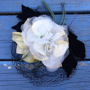 White 1950's Silk Flowers Fascinator, Floral 50s WHIMSIE Net Hat image 2