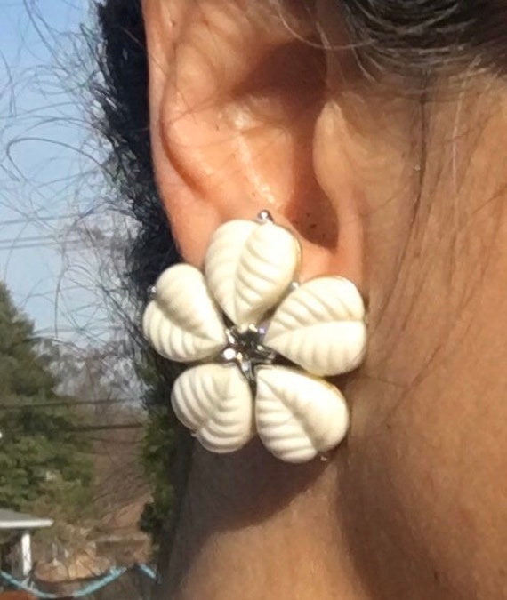 Vintage 1950's White Milk GLASS Earrings By CHARE… - image 10